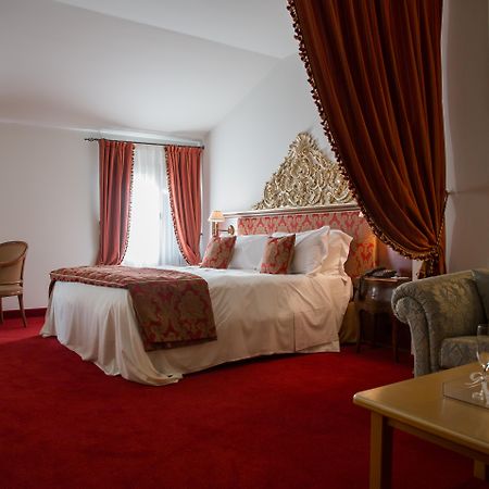 Hotel Villa Condulmer Mogliano Veneto Exterior photo A suite at the hotel