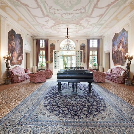 Hotel Villa Condulmer Mogliano Veneto Exterior photo The interior of the villa