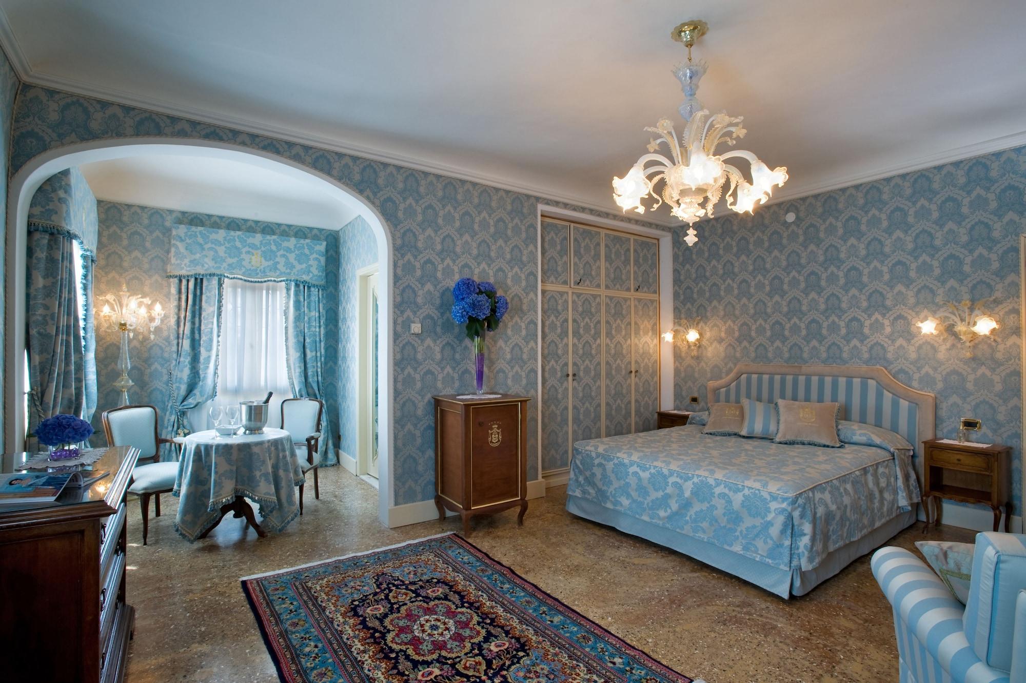 Hotel Villa Condulmer Mogliano Veneto Room photo A suite at the Excelsior