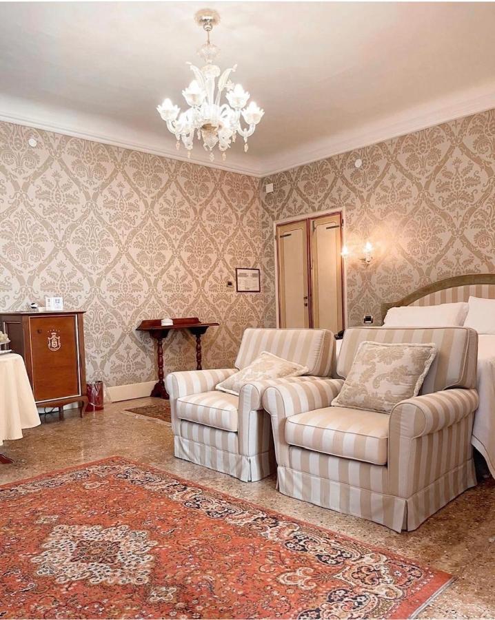 Hotel Villa Condulmer Mogliano Veneto Exterior photo A room at the hotel
