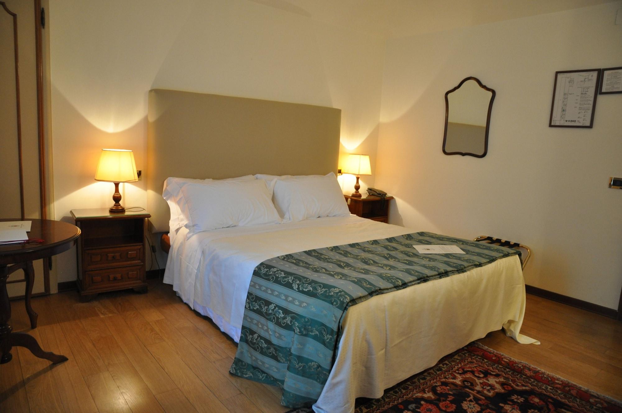 Hotel Villa Condulmer Mogliano Veneto Exterior photo A guest room at the hotel