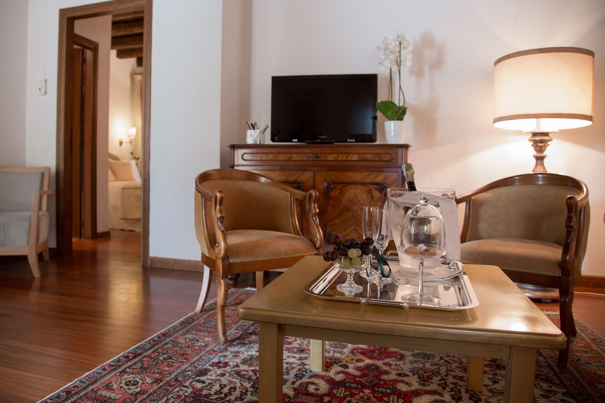 Hotel Villa Condulmer Mogliano Veneto Exterior photo A room at the hotel