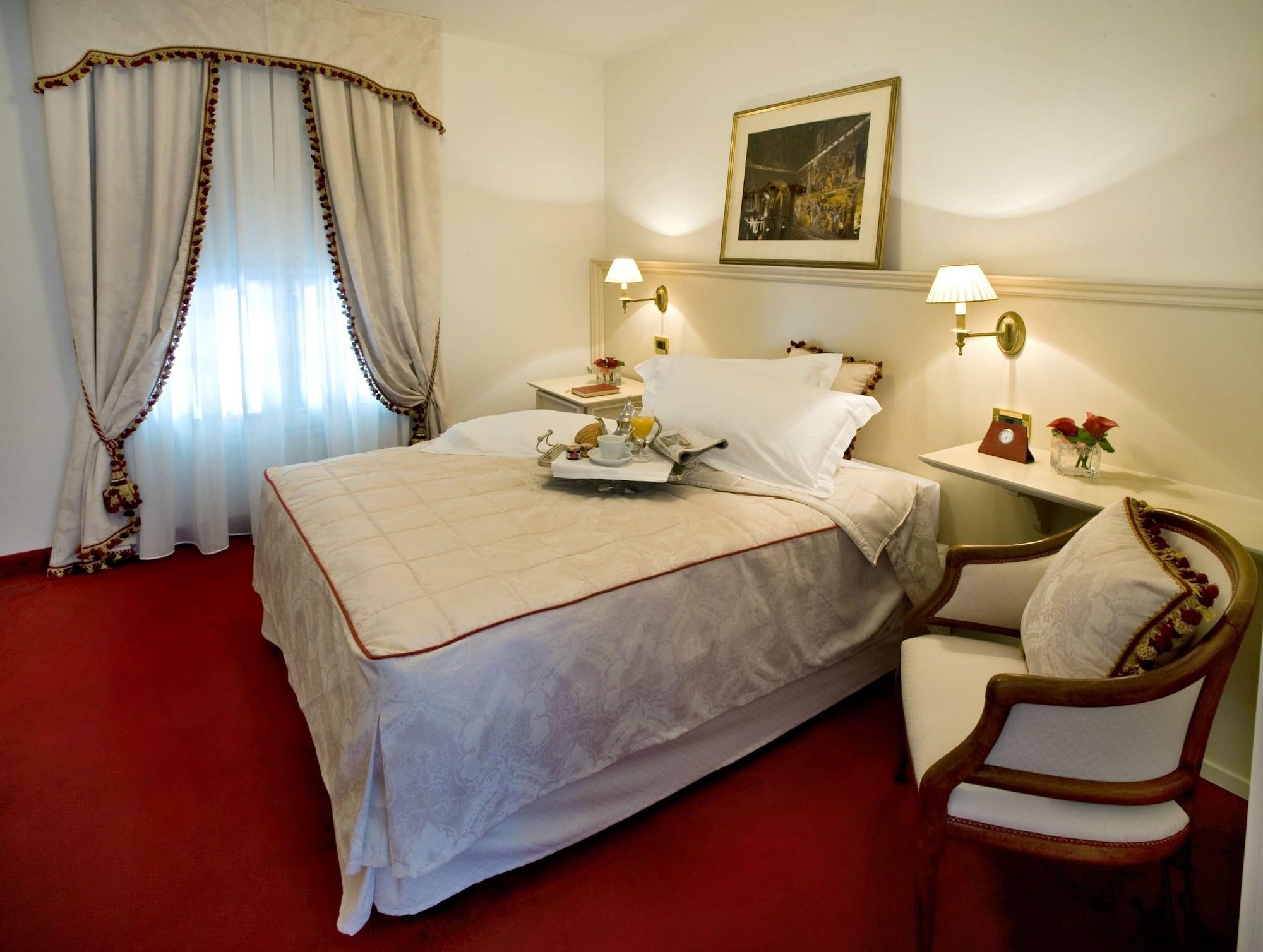 Hotel Villa Condulmer Mogliano Veneto Exterior photo A room at the hotel