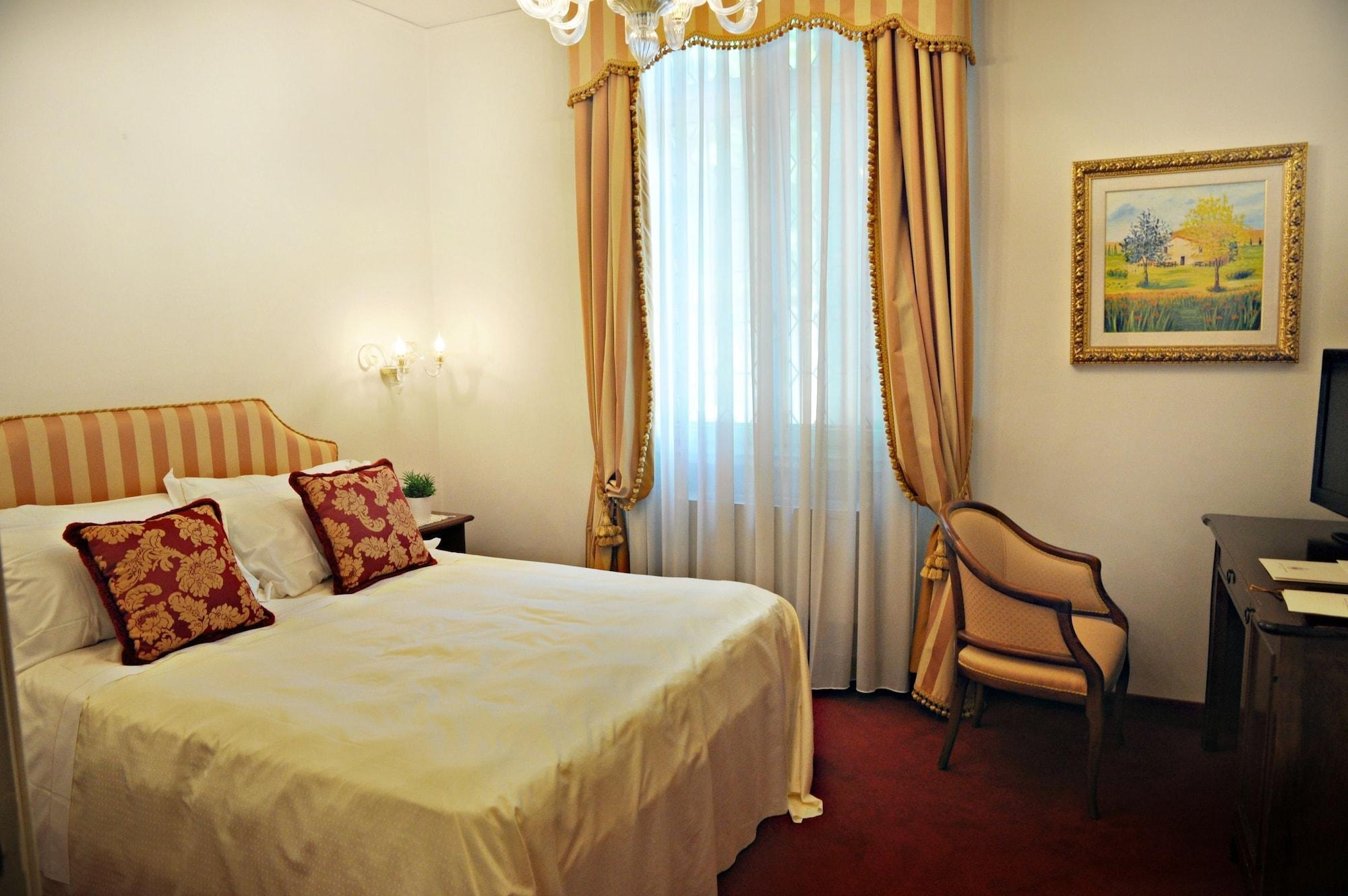 Hotel Villa Condulmer Mogliano Veneto Exterior photo A room at the hotel