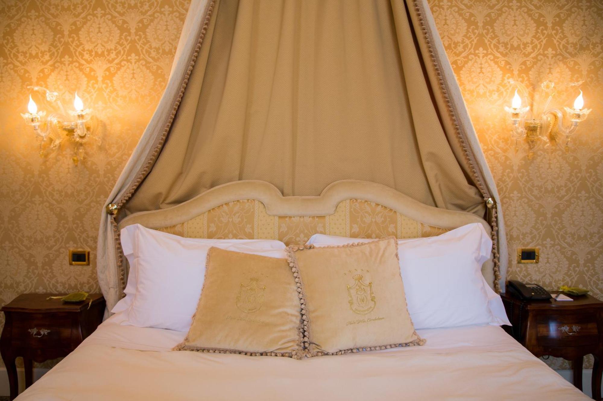 Hotel Villa Condulmer Mogliano Veneto Room photo A bed with a four-poster