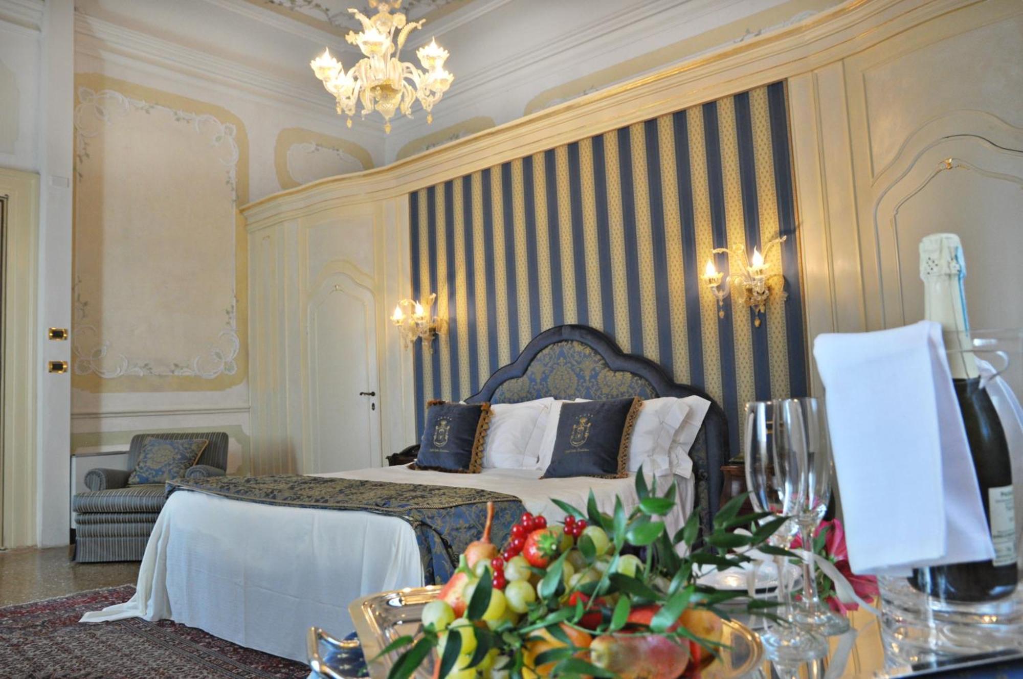 Hotel Villa Condulmer Mogliano Veneto Room photo A suite at the hotel