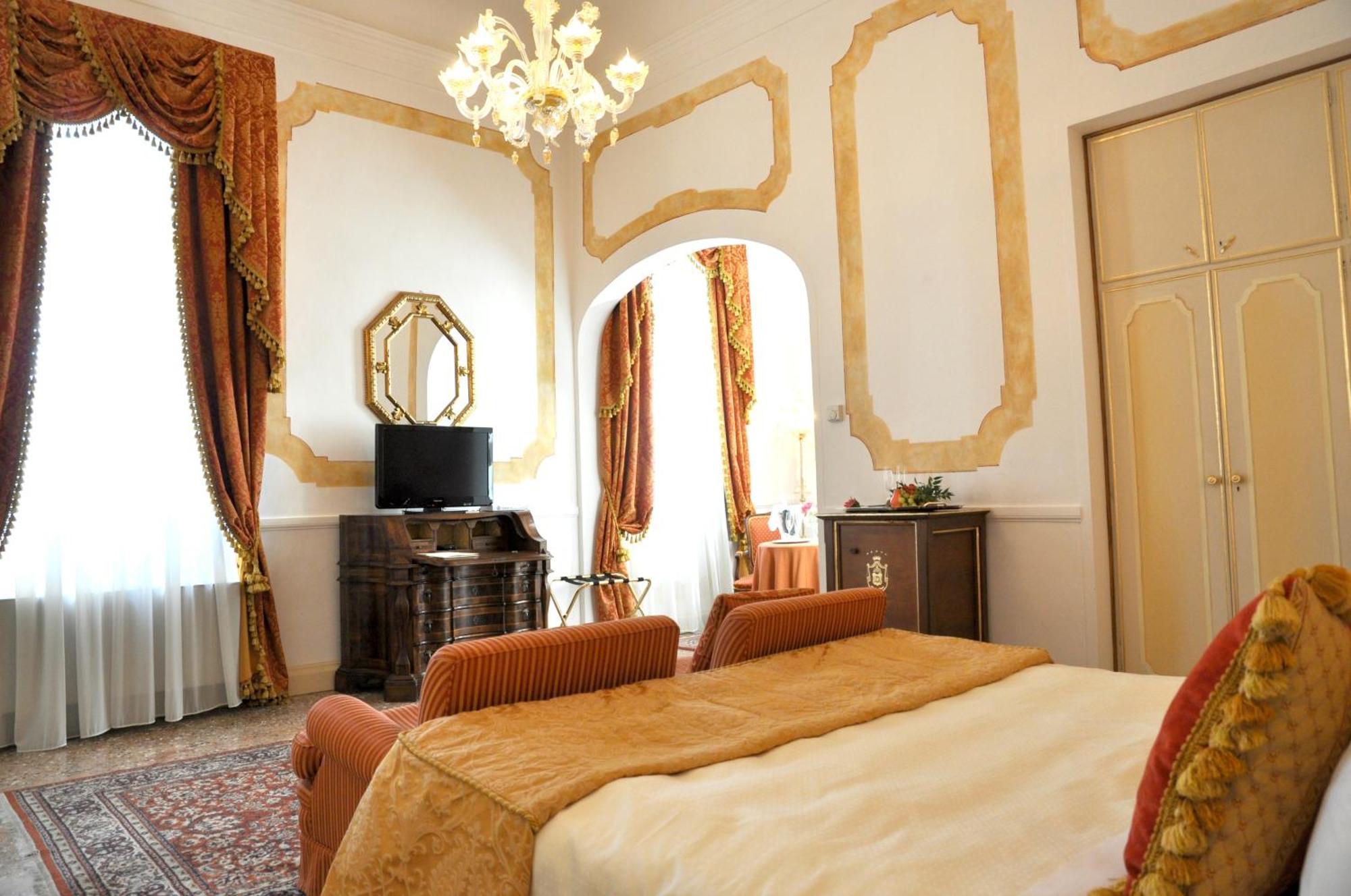 Hotel Villa Condulmer Mogliano Veneto Room photo A room at the hotel