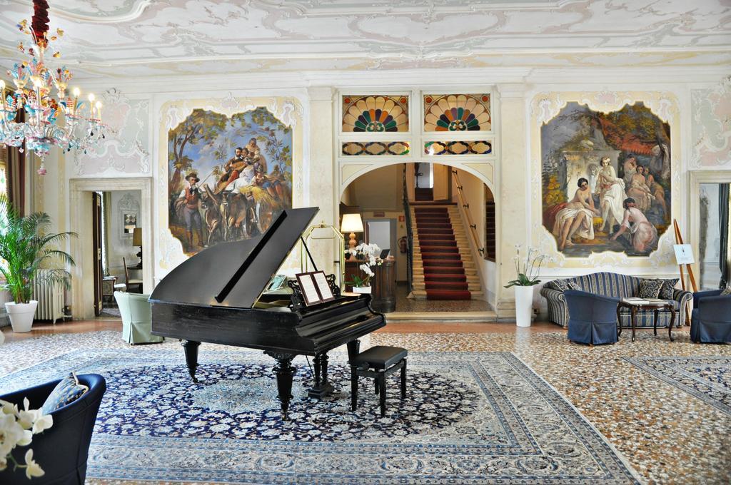 Hotel Villa Condulmer Mogliano Veneto Exterior photo The interior of the villa