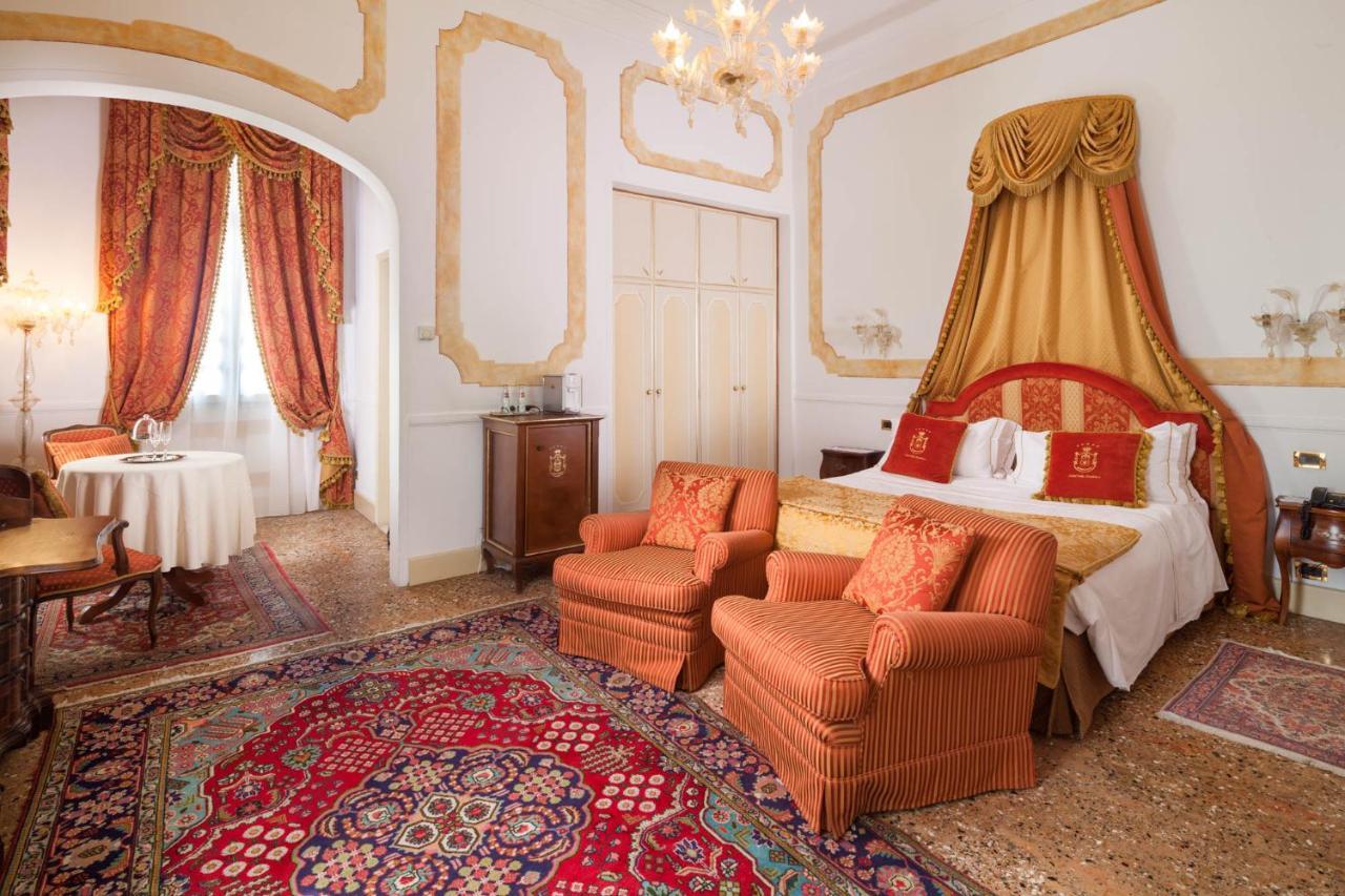 Hotel Villa Condulmer Mogliano Veneto Exterior photo A room at the hotel