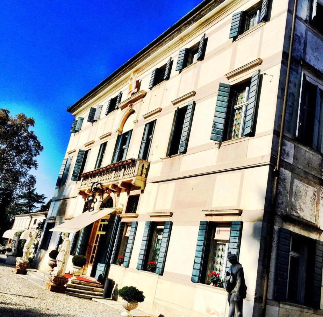 Hotel Villa Condulmer Mogliano Veneto Exterior photo The house of the poet in the town of San Vittore Olona
