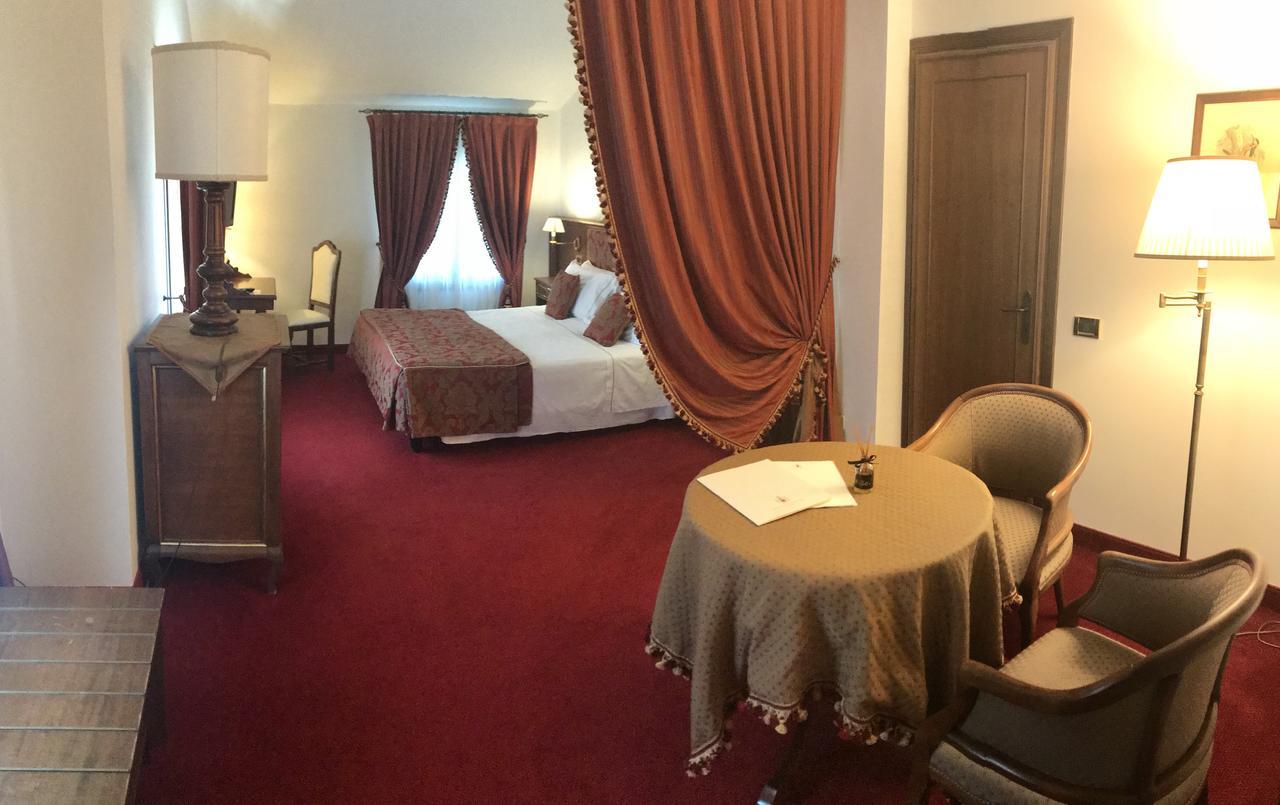 Hotel Villa Condulmer Mogliano Veneto Exterior photo A room at the hotel