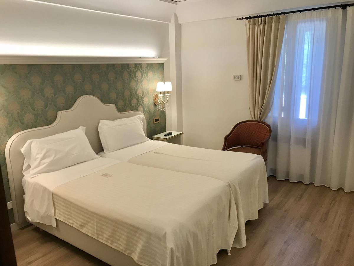 Hotel Villa Condulmer Mogliano Veneto Exterior photo A room at the hotel