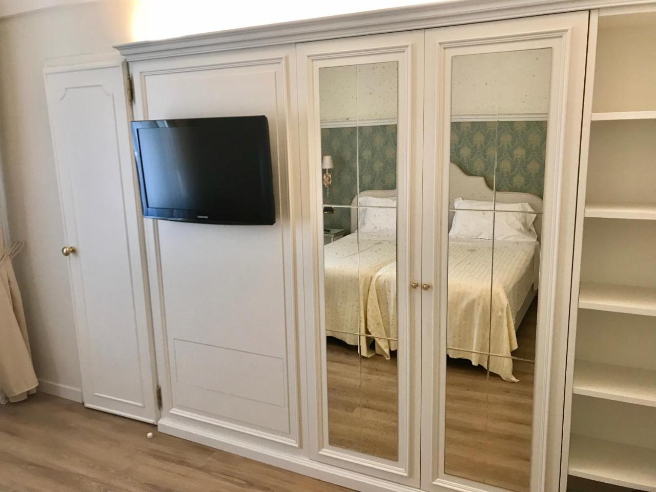 Hotel Villa Condulmer Mogliano Veneto Exterior photo A mirrored armoire