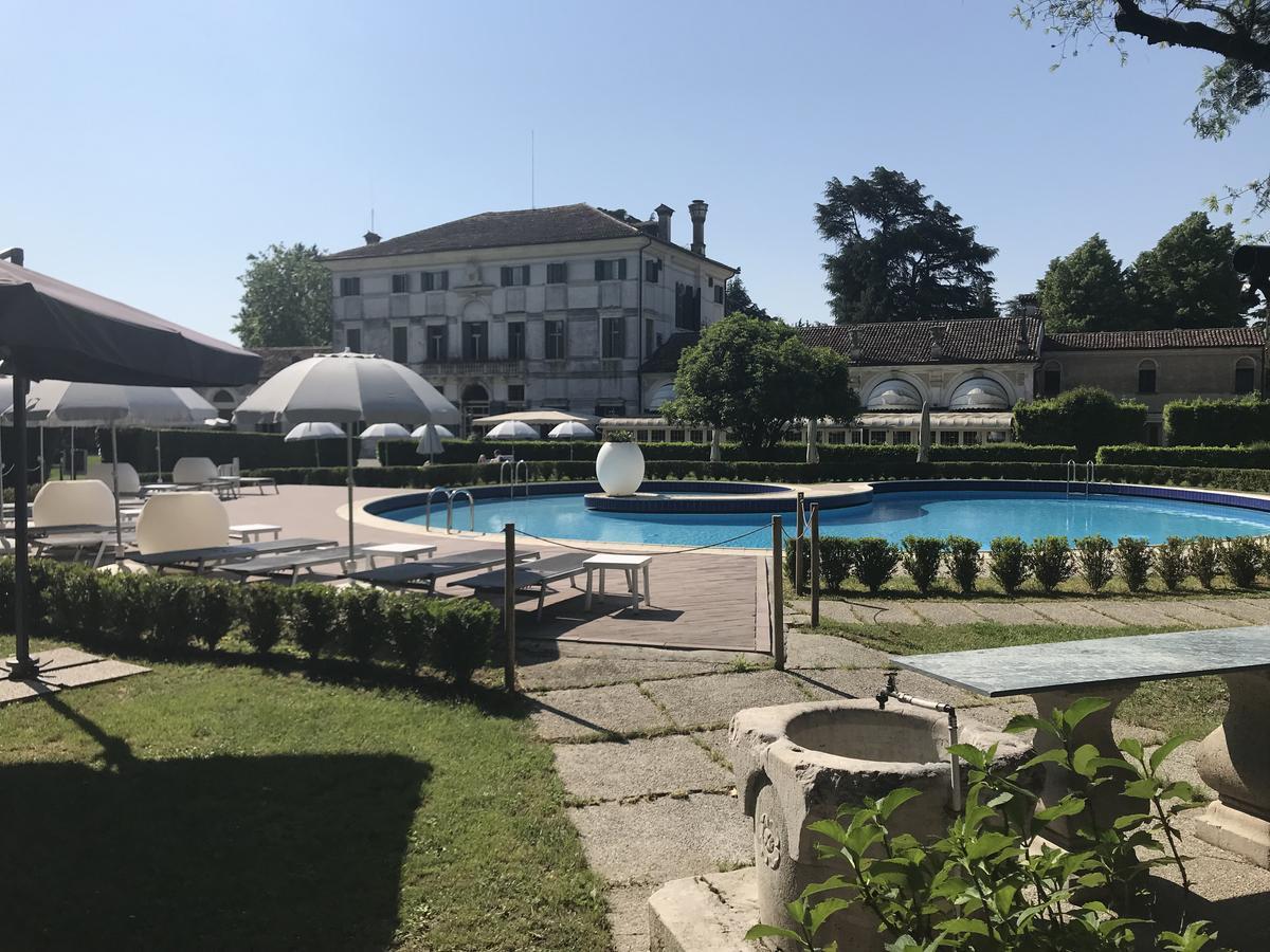 Hotel Villa Condulmer Mogliano Veneto Exterior photo The swimming pool at the hotel