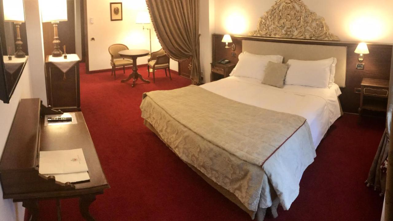 Hotel Villa Condulmer Mogliano Veneto Exterior photo A room at the hotel