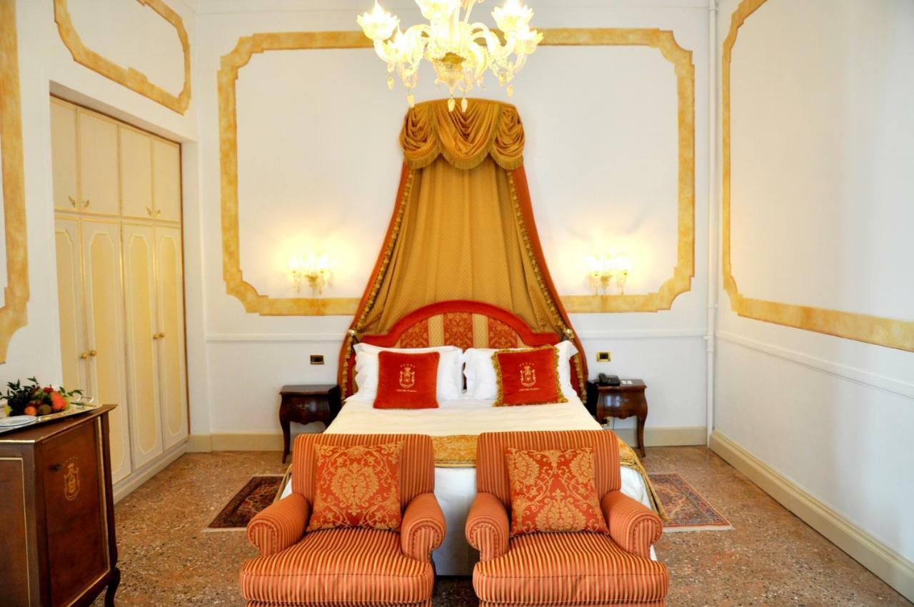 Hotel Villa Condulmer Mogliano Veneto Exterior photo A room at the hotel